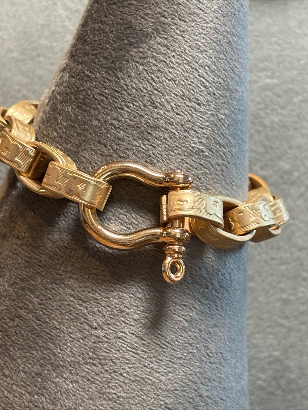 Polished Gold tone Link Bracelet with Decorative Shackle Clasp